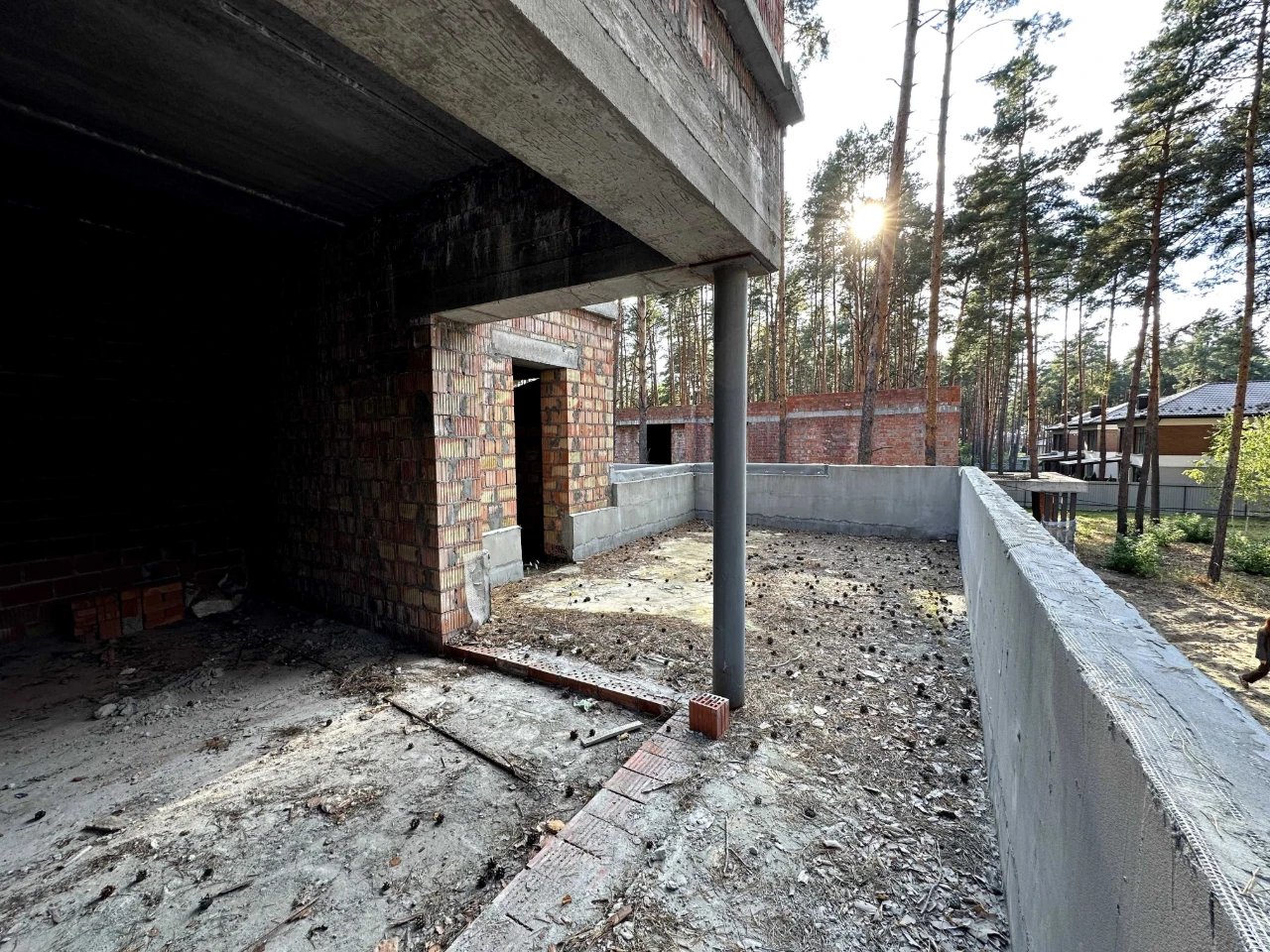 Сучасний будинок в сосновому лісі — 300 м², 15 соток, закрит