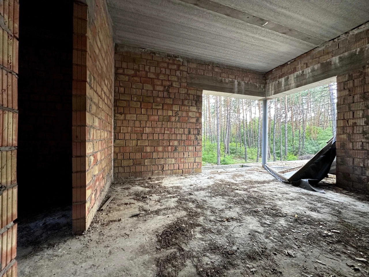 Сучасний будинок в сосновому лісі — 300 м², 15 соток, закрит