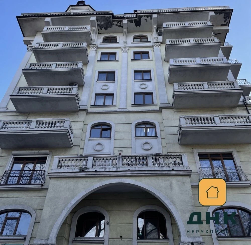 1200$ за метр!! Исторический центр. Парк. Трехкомнатная БЕЗ
