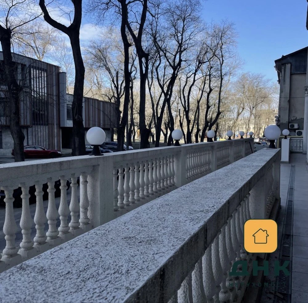 1200$ за метр!! Исторический центр. Парк. Трехкомнатная БЕЗ