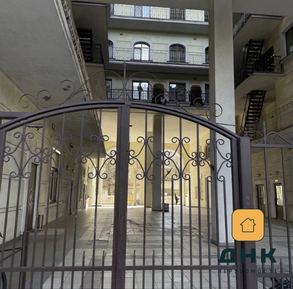 1200$ за метр!! Исторический центр. Парк. Трехкомнатная БЕЗ