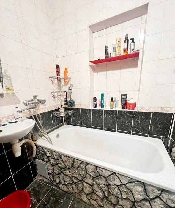 Продам 4 ком. квартиру переулок Щепной, между Базарной и Усп.