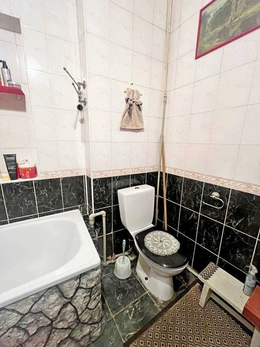 Продам 4 ком. квартиру переулок Щепной, между Базарной и Усп.
