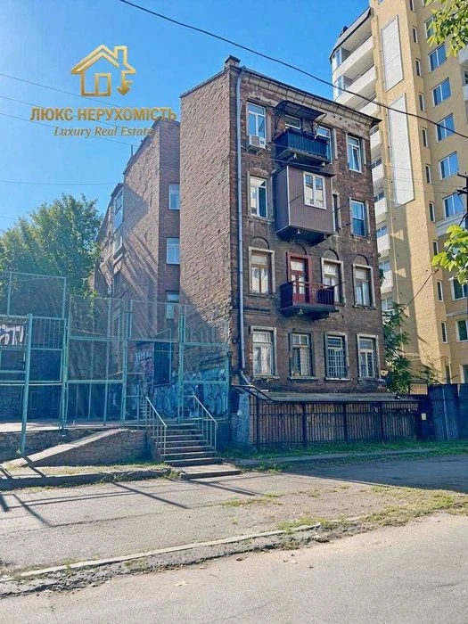 Продам 4 ком. квартиру переулок Щепной, между Базарной и Усп.