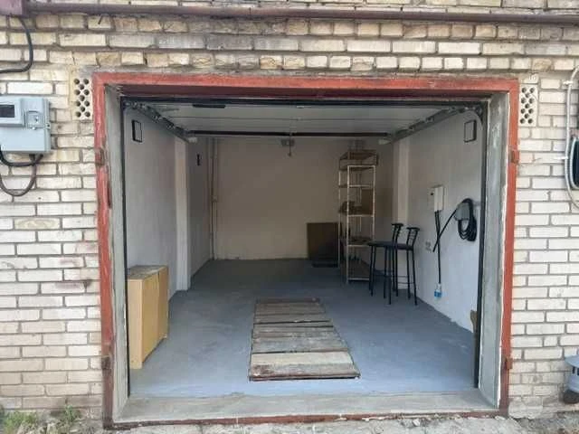 Продам гараж Дарницька площа ( Сосюри 6)