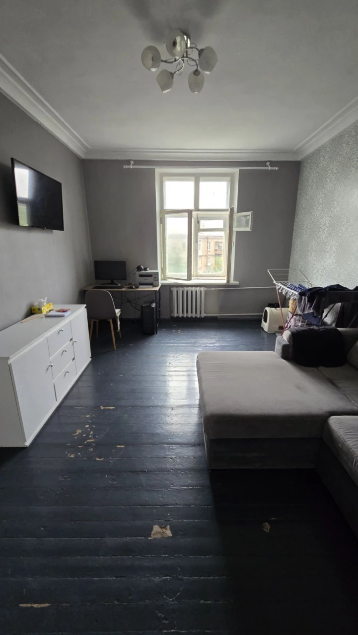 Двокімнатна сталінка, кв. 50 кв.м. в гарному стані на площі