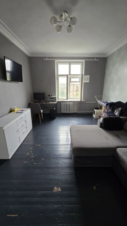 Двокімнатна сталінка, кв. 50 кв.м. в гарному стані на площі
