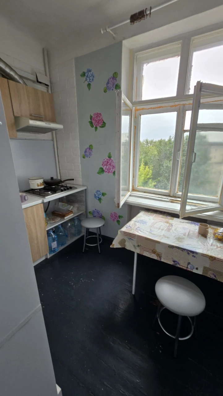 Двокімнатна сталінка, кв. 50 кв.м. в гарному стані на площі