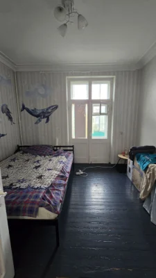 Двокімнатна сталінка, кв. 50 кв.м. в гарному стані на площі