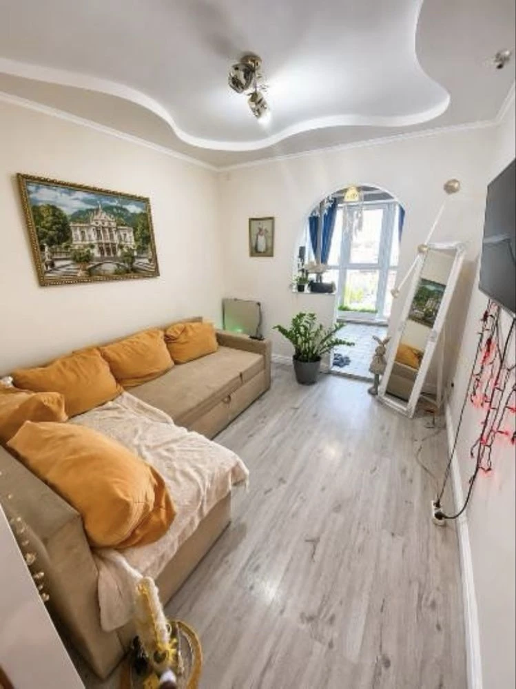Продам велику 1 к квартиру, 10/10, Володимира Українця