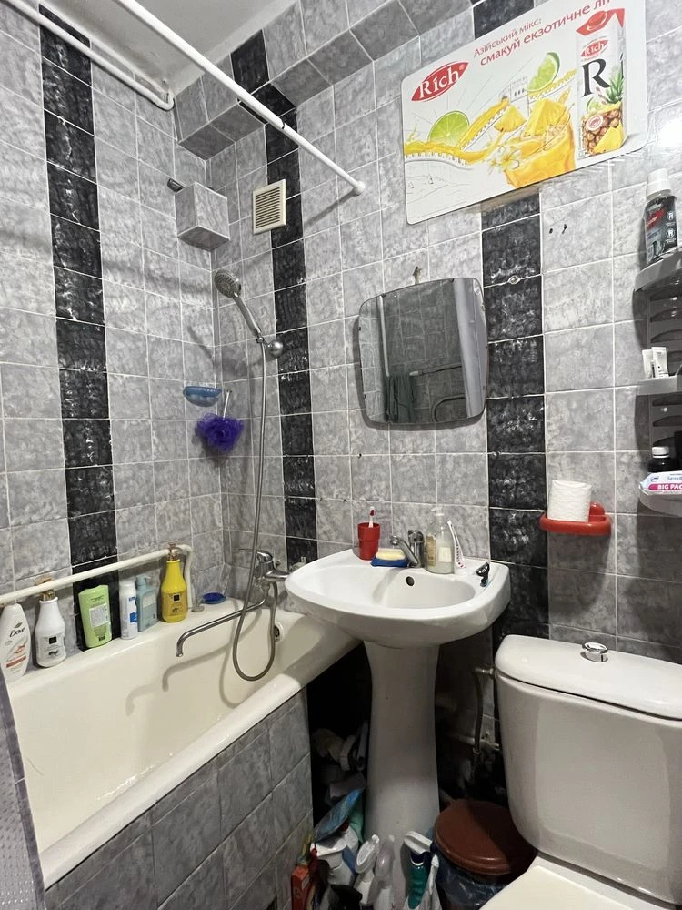 2-room apartment for sale. Area of the Shopping Center of Ukraine.
