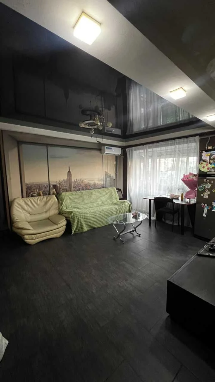 I will sell a 3-room apartment in the shopping center district of Ukraine