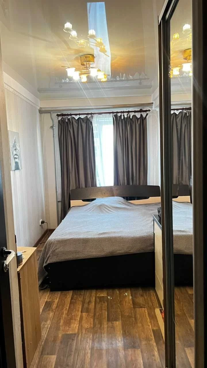 I will sell a 3-room apartment in the shopping center district of Ukraine