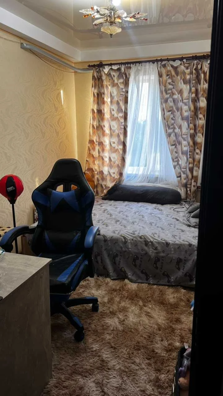 I will sell a 3-room apartment in the shopping center district of Ukraine