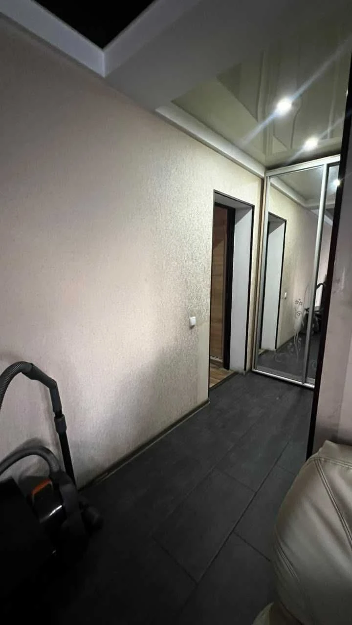 I will sell a 3-room apartment in the shopping center district of Ukraine