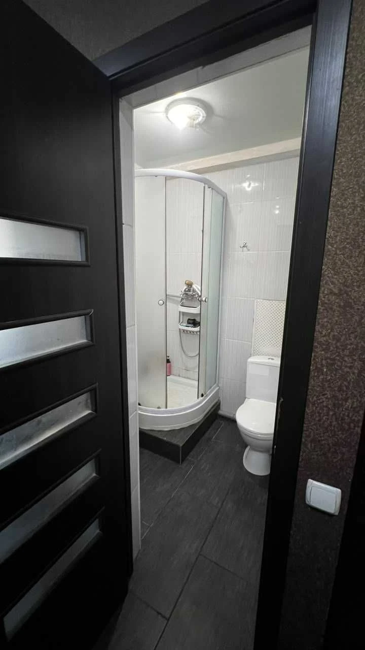 I will sell a 3-room apartment in the shopping center district of Ukraine