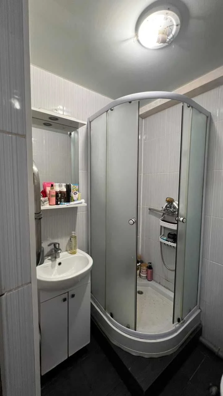 I will sell a 3-room apartment in the shopping center district of Ukraine