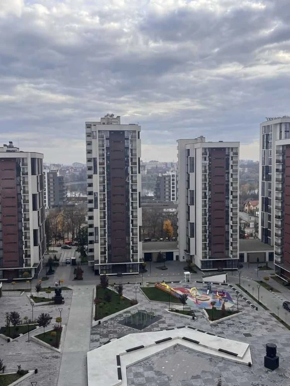 Продаю 2 кімнатну квартиру з видом на озеро в ЖК " Манхеттен