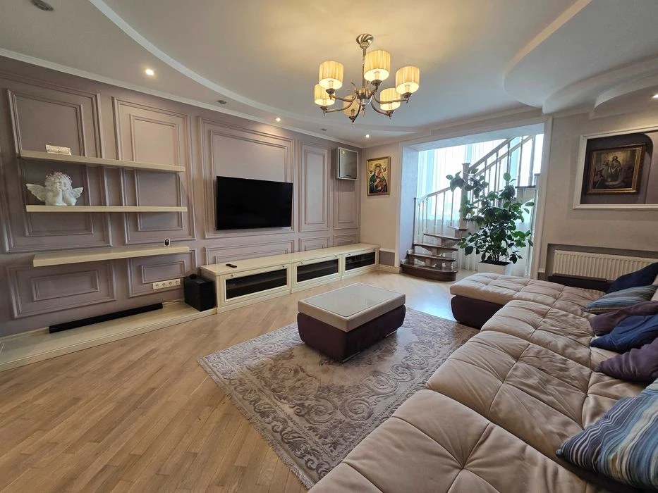 Дворівнева квартира 157 м² з дорогим ремонтом , вул. Тролейб
