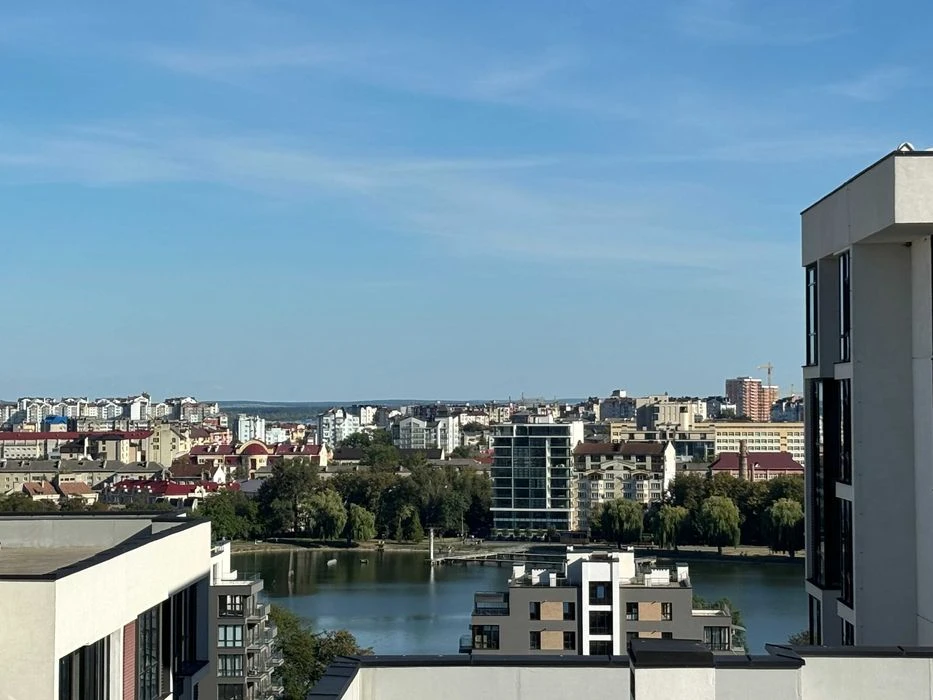 Панорамна 1,5 -кімнатна квартира з кухнею-студією з видом на