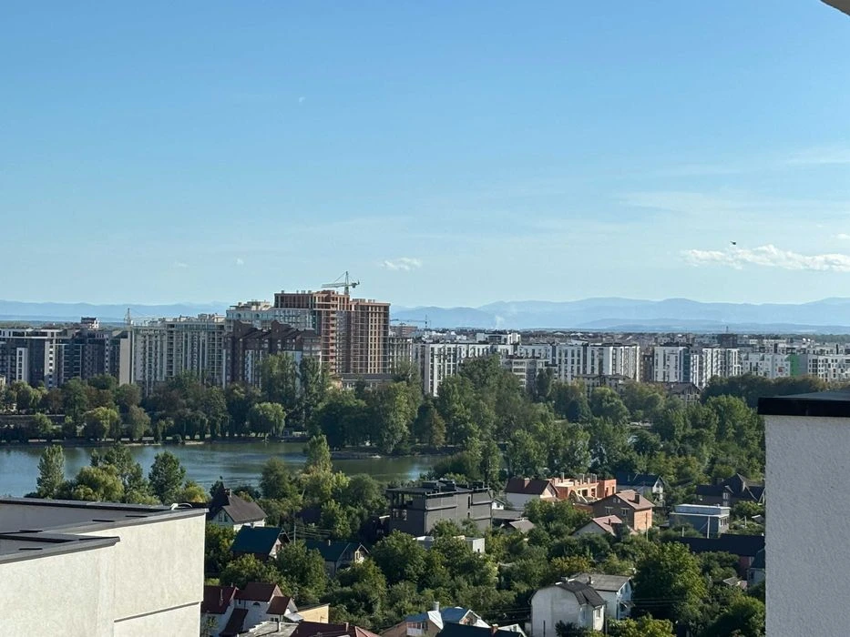 Панорамна 1,5 -кімнатна квартира з кухнею-студією з видом на