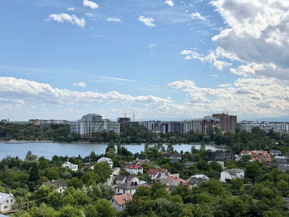 Шикарна видова на озеро квартира з ремонтом