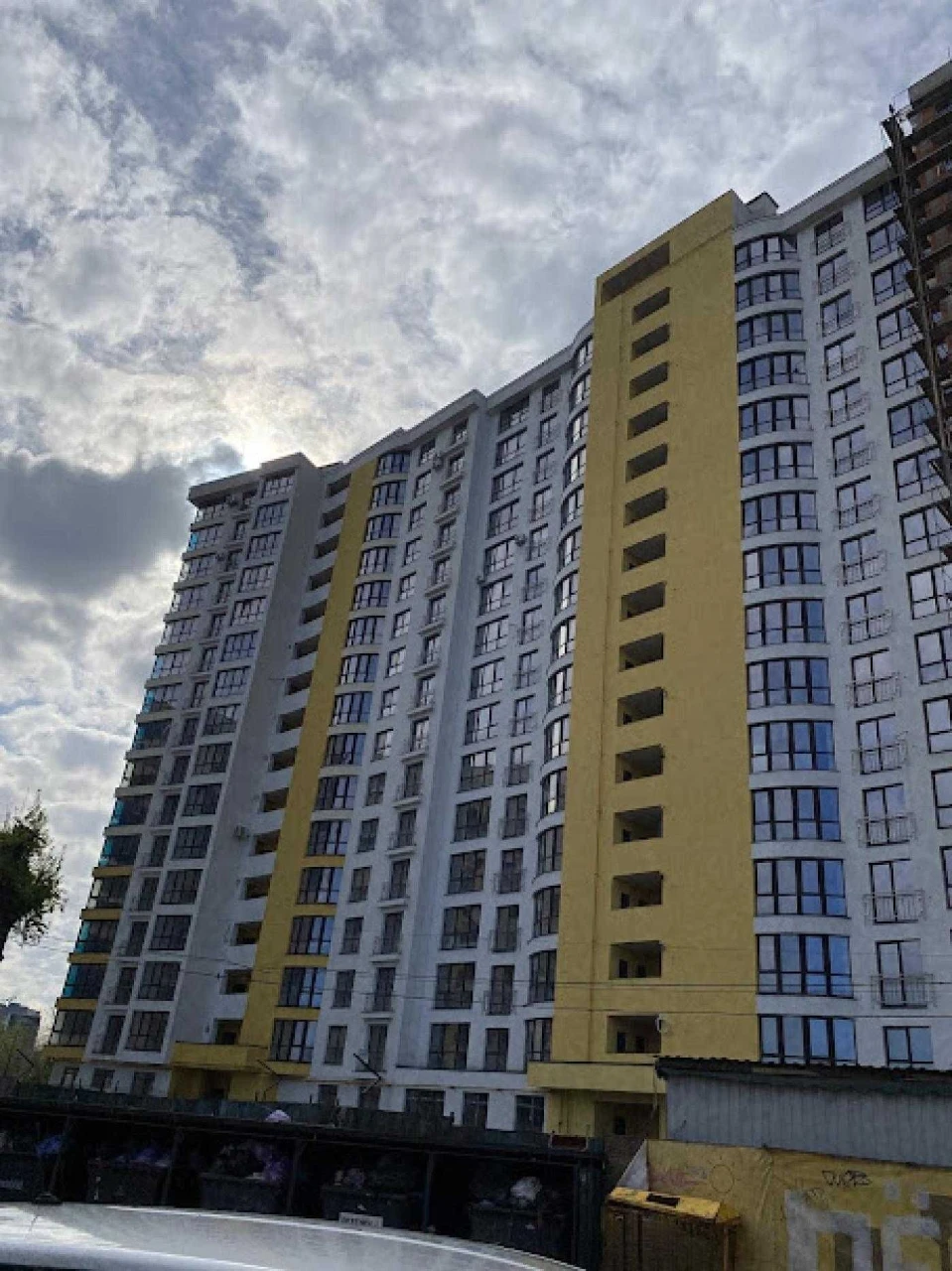 Продається простора квартира в ЖК Листопад