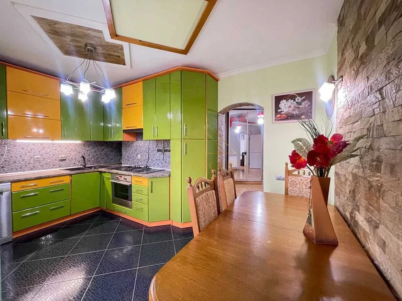 Продається велика 3 кім.квартира ,вул. Довженка