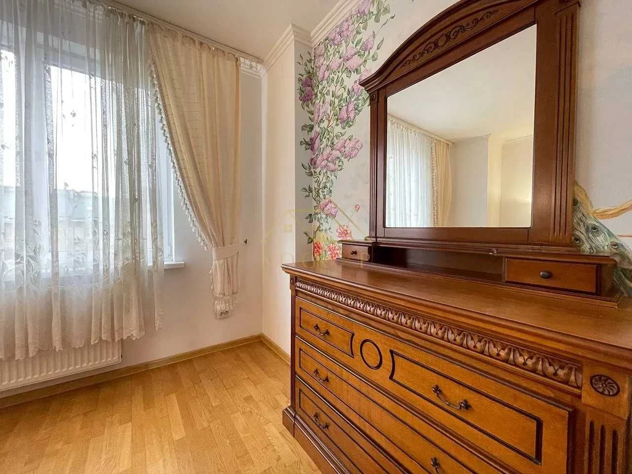 Продається велика 3 кім.квартира ,вул. Довженка