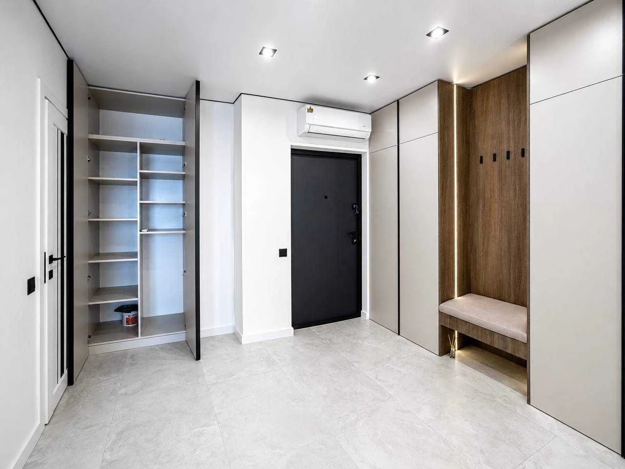 The apartment is 46 m2, fully equipped and with high-quality renovation.