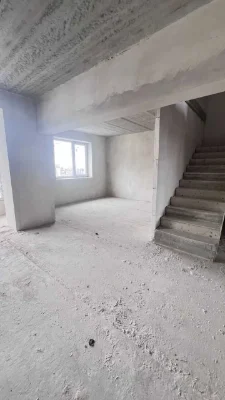 Двохрівнева видова квартира в центрі міста з терасою