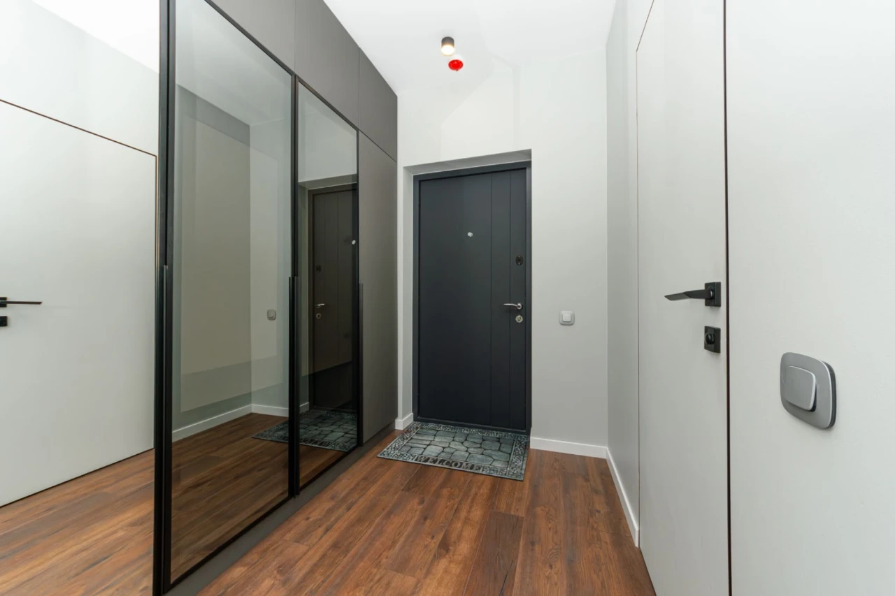 Unique 1-room apartment with premium renovation near Mi