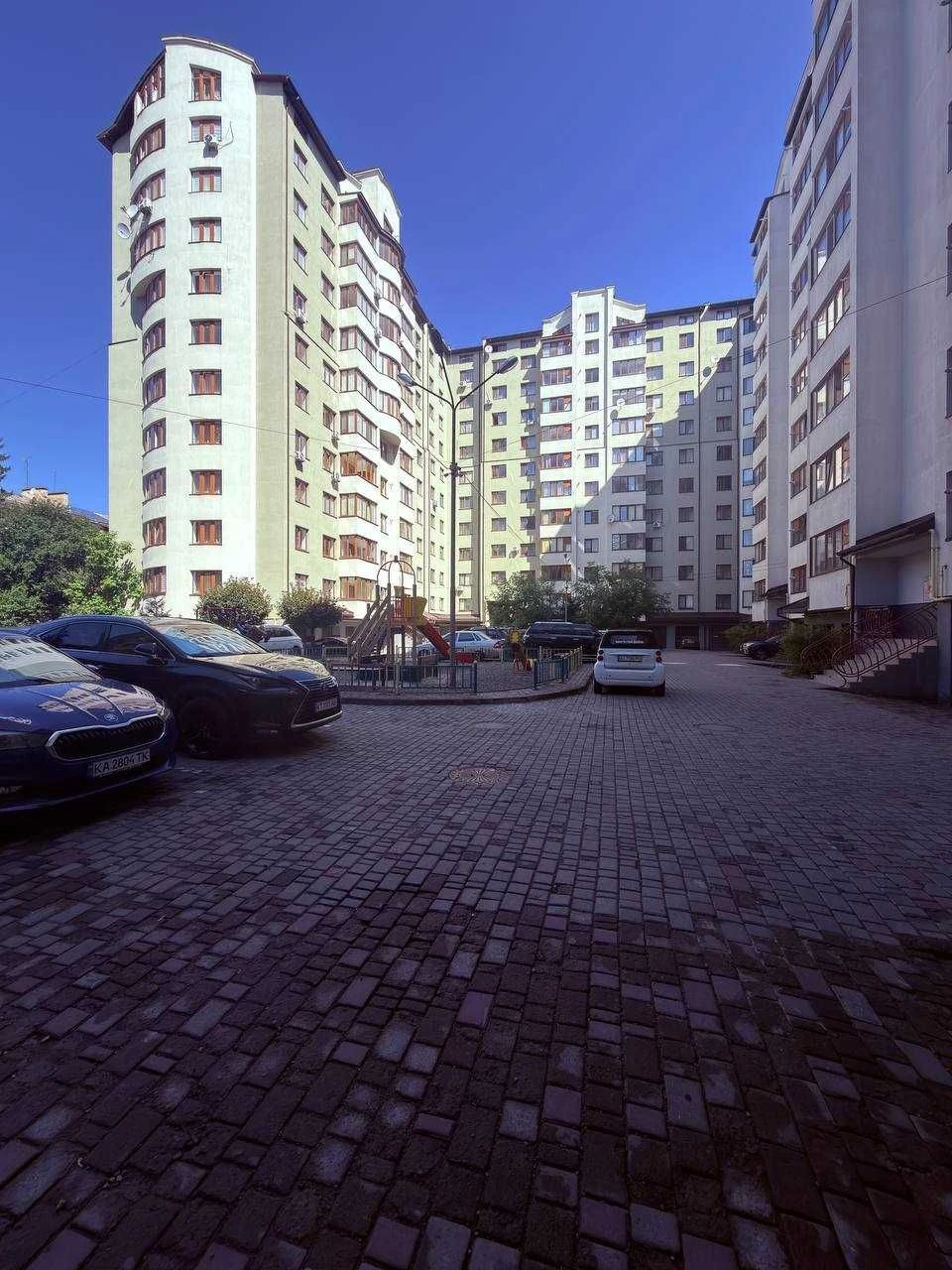 Продаж двокімнатної квартири по вулиці Хотинська.
