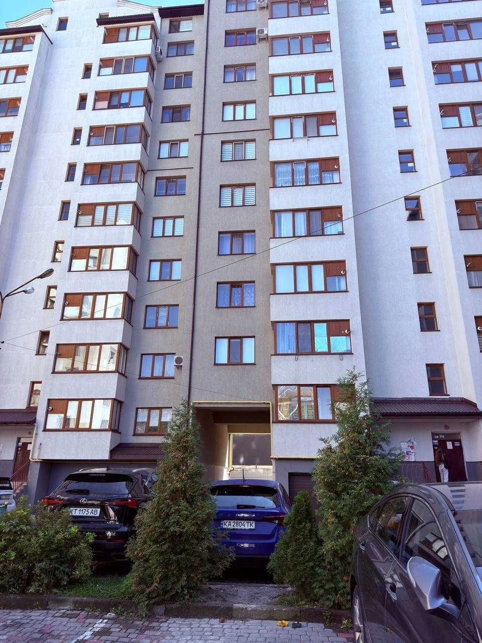 Продаж двокімнатної квартири по вулиці Хотинська.