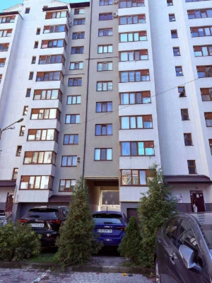 Продаж двокімнатної квартири по вулиці Хотинська.