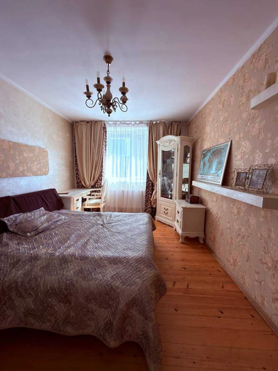 Продаж двокімнатної квартири по вулиці Хотинська.