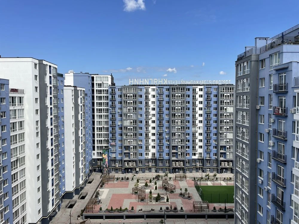 Продаж двокімнатної квартири з ремонтом  з терасою
