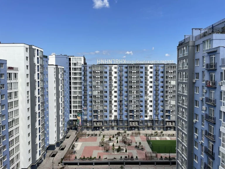 Продаж двокімнатної квартири з ремонтом  з терасою