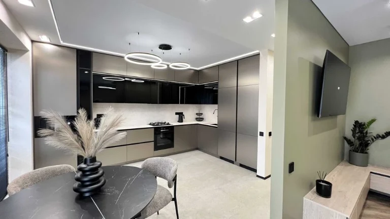 3 rooms for sale in the center of Pelesha Street, residential complex Club Town 12