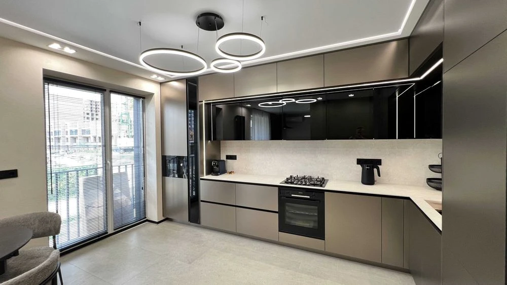 3 rooms for sale in the center of Pelesha Street, residential complex Club Town 12