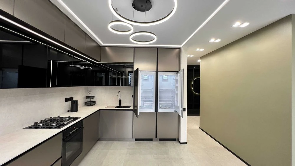 3 rooms for sale in the center of Pelesha Street, residential complex Club Town 12