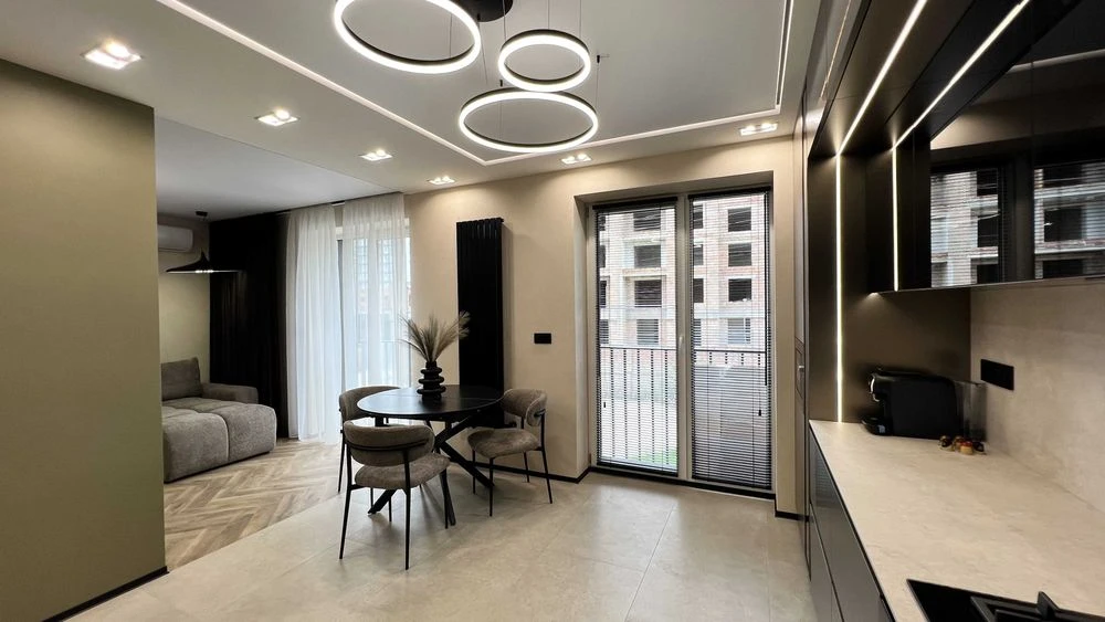 3 rooms for sale in the center of Pelesha Street, residential complex Club Town 12