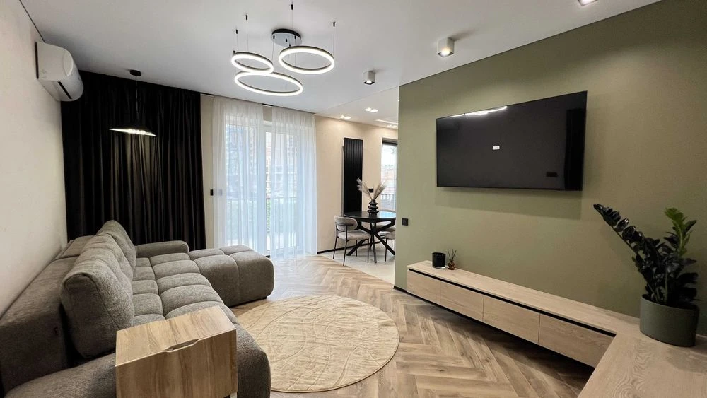 3 rooms for sale in the center of Pelesha Street, residential complex Club Town 12