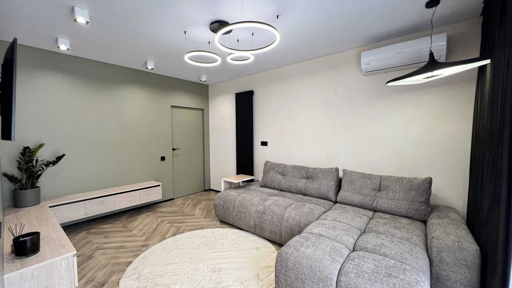3 rooms for sale in the center of Pelesha Street, residential complex Club Town 12