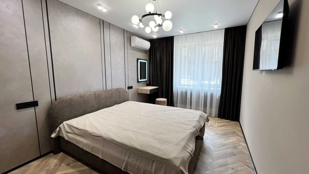 3 rooms for sale in the center of Pelesha Street, residential complex Club Town 12