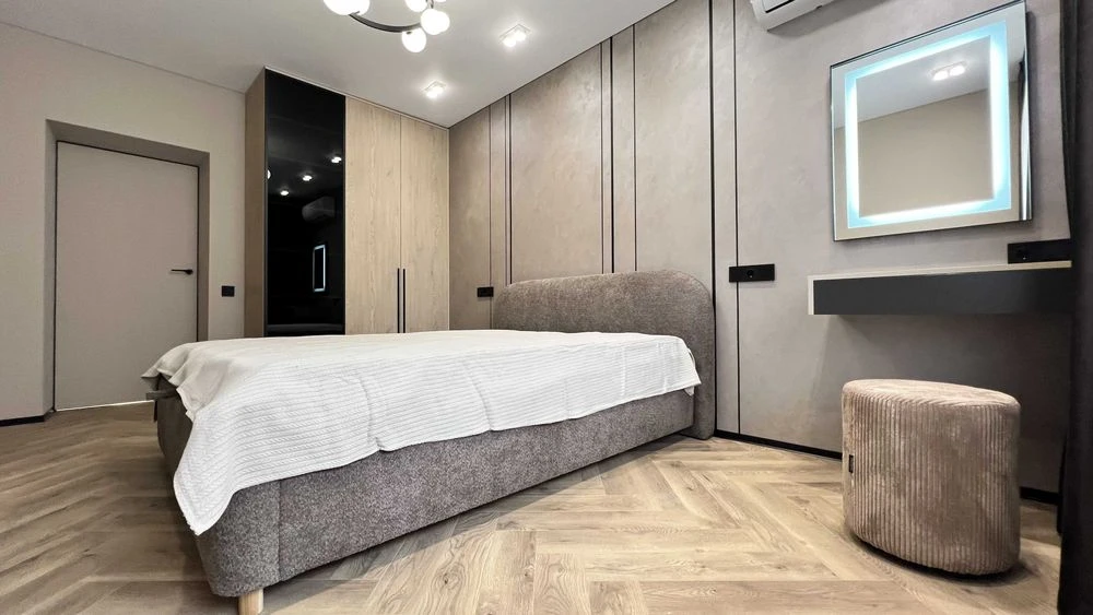 3 rooms for sale in the center of Pelesha Street, residential complex Club Town 12