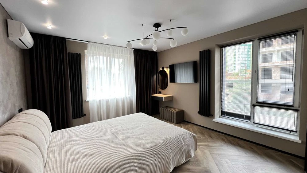 3 rooms for sale in the center of Pelesha Street, residential complex Club Town 12