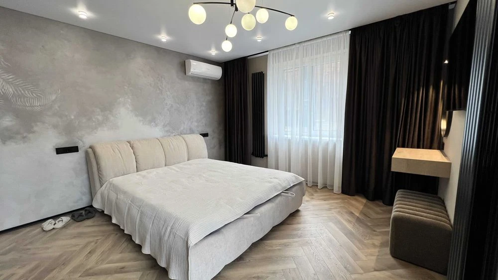 3 rooms for sale in the center of Pelesha Street, residential complex Club Town 12