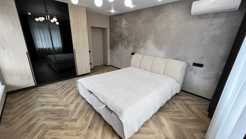3 rooms for sale in the center of Pelesha Street, residential complex Club Town 12