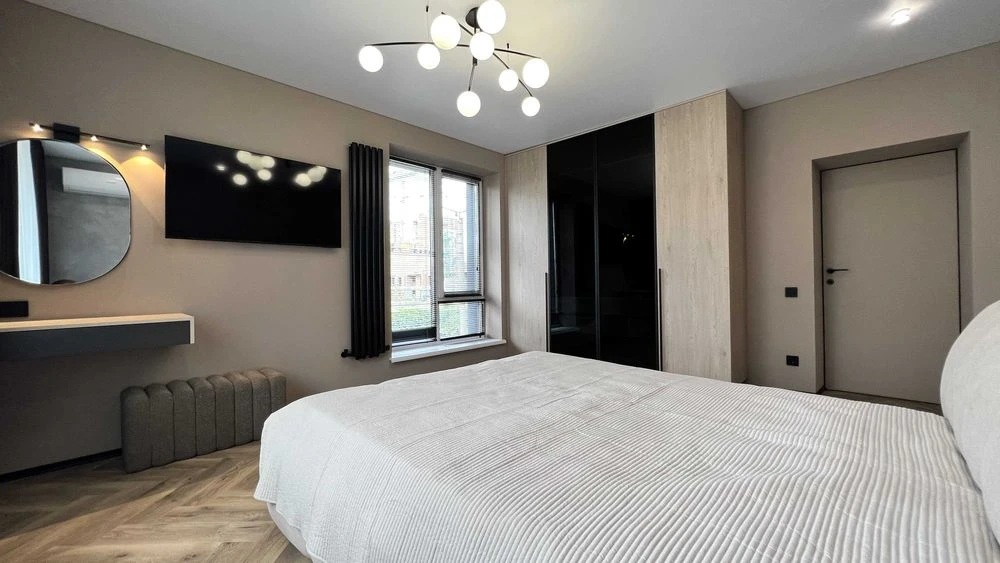 3 rooms for sale in the center of Pelesha Street, residential complex Club Town 12